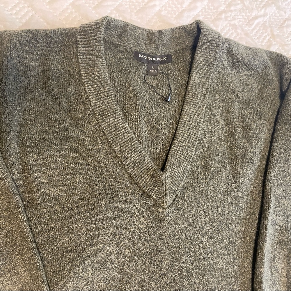 Banana Republis large v neck sweater
